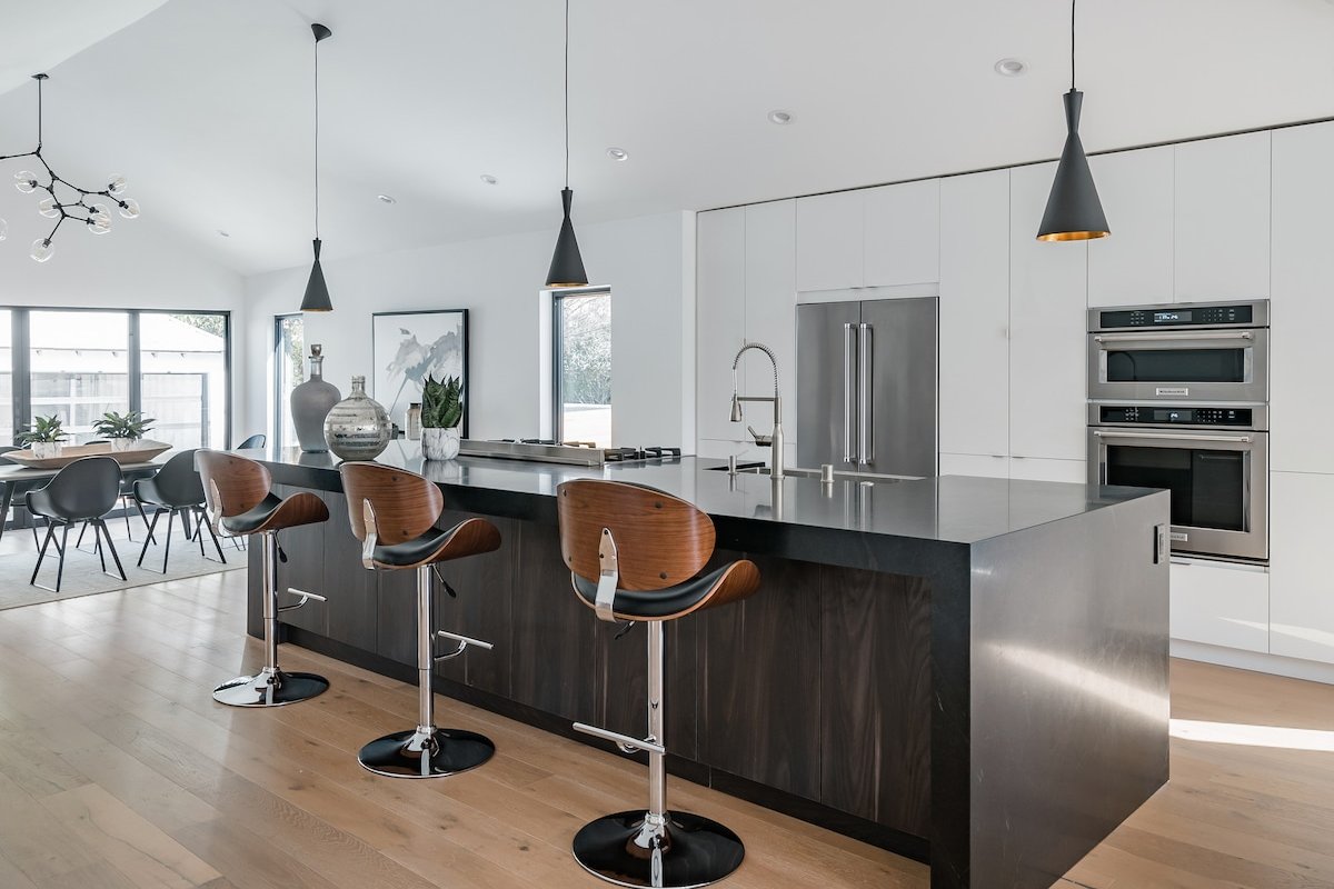 Modern Larchmont Village Bungalow – Pool – Firepit gallery image 4