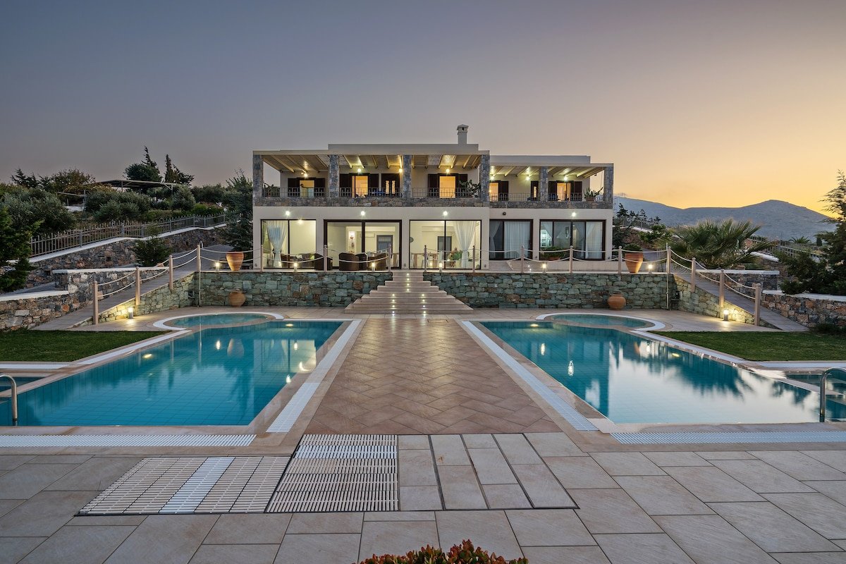 Sea views, Heated Pool, Ping Pong & Tennis, 23 pax gallery image 4