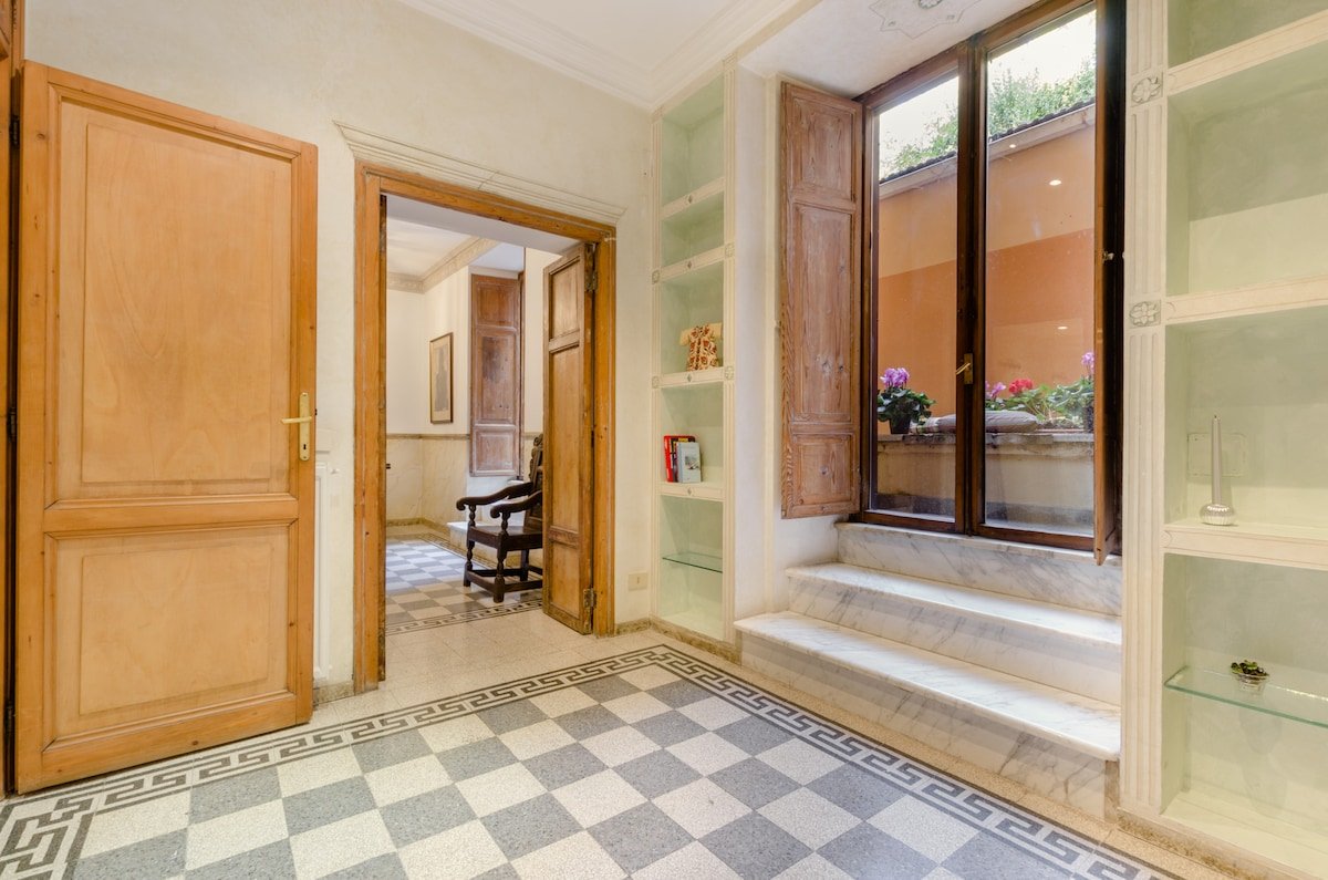 Stay near the Spanish Steps in a Historic Flat gallery image 3