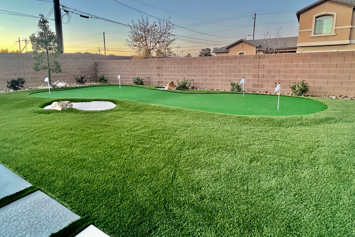 Pool, hot tub, putting green!