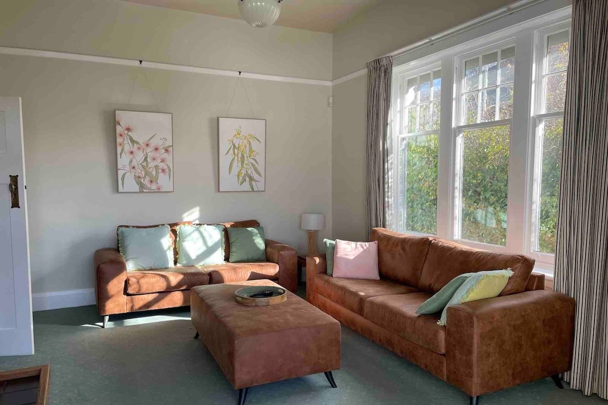 Well-located Home- inc King Master, 2 Queen Rooms gallery image 3