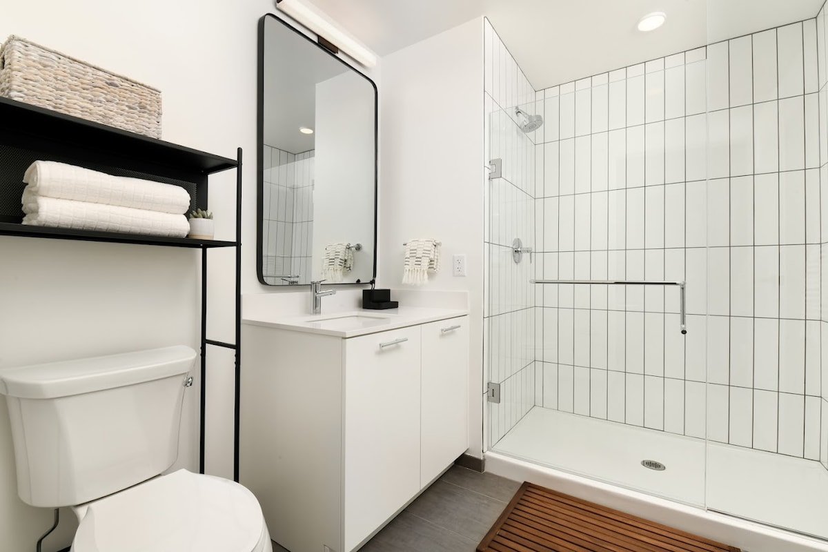 Lux Skyhouse West Loop w/Parking gallery image 5