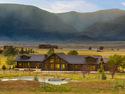 Luxury Oasis Near Yellowstone, Spacious with pond