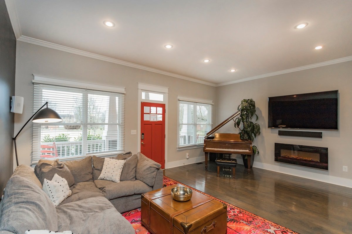 Hot Tub Oasis, 5 mins to Broadway + Piano gallery image 3