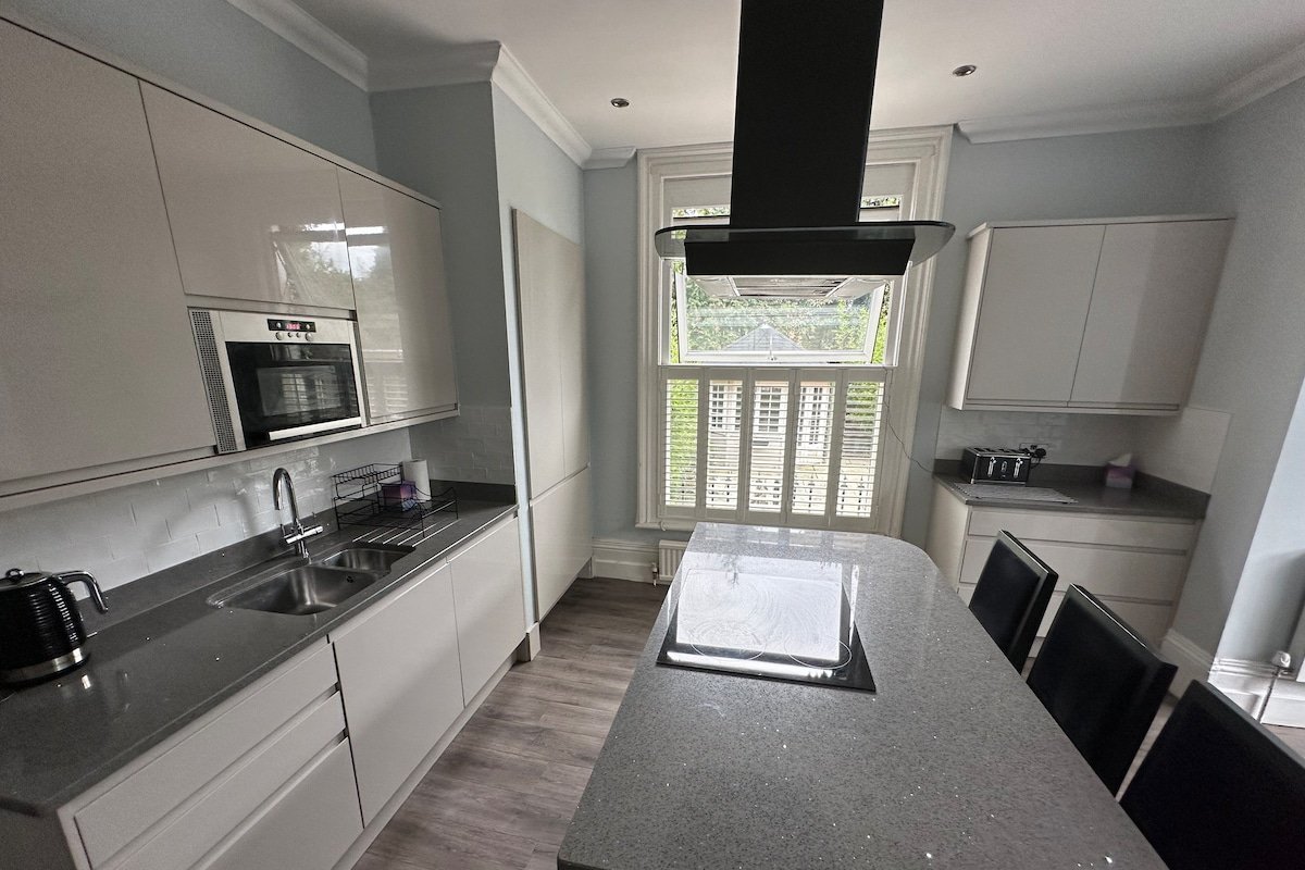 Spacious Victorian House Central Sale Free Parking gallery image 5