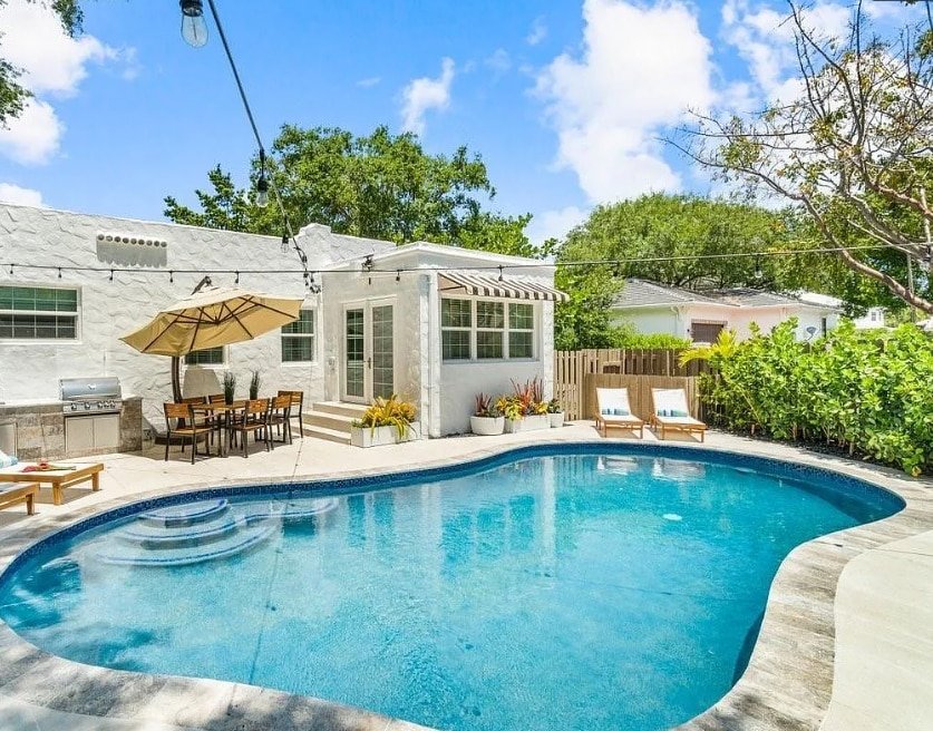 WALK to Las Olas sleeps 8 Pool gallery image 5