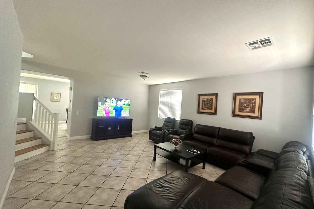 Comfortable, Spacious Home 15 min to The Strip gallery image 3
