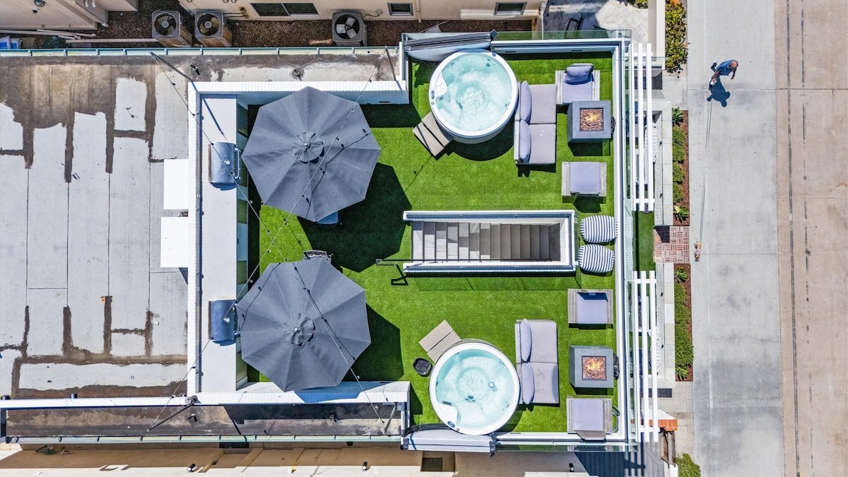 Entire Upper Oceanfront Masterpiece with Rooftop gallery image 5