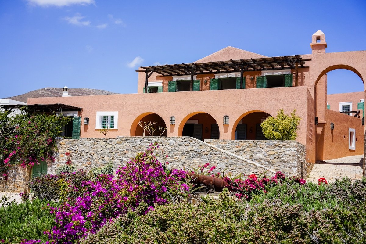 Exquisite beachfront mansion, 5 bedrooms- Syros gallery image 2