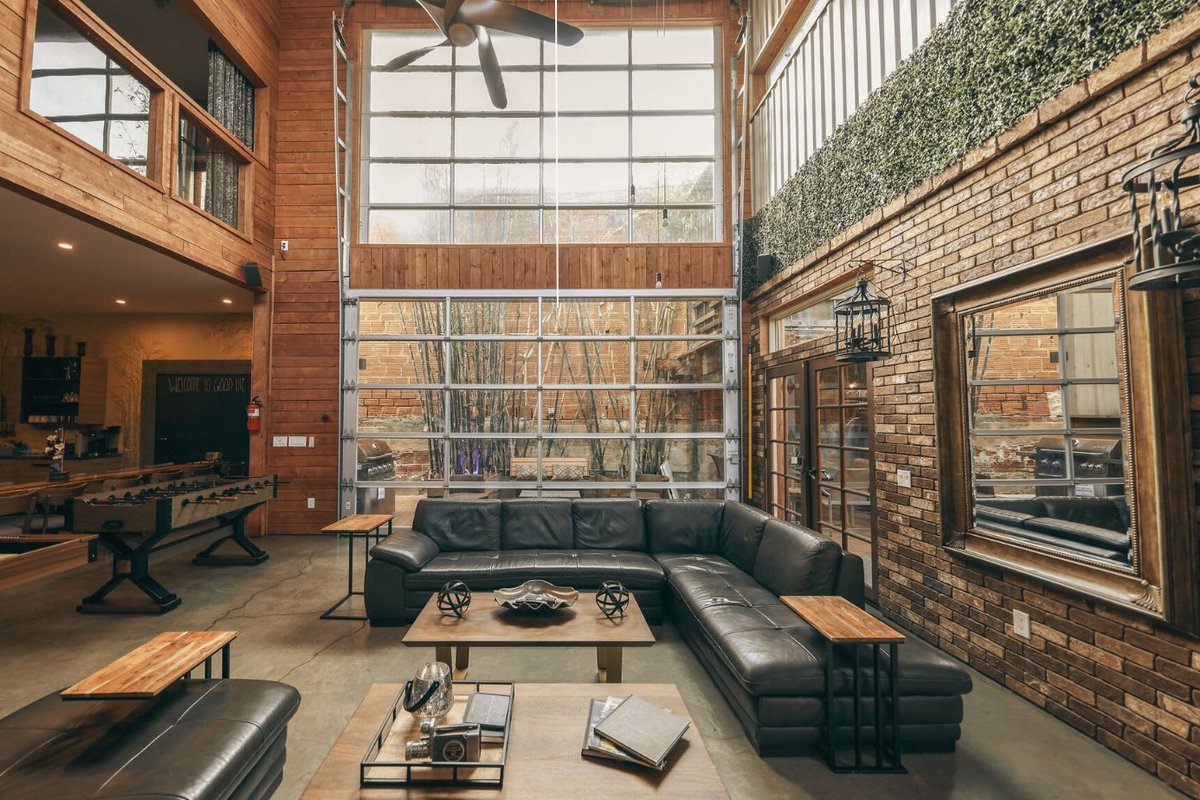 9BR Bamboo Loft * Near Downtown 21 bed 26 capacity