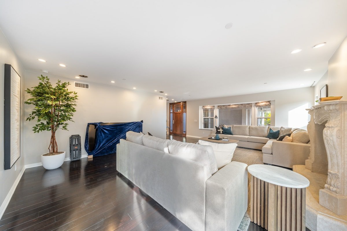 Hollywood Hills bIg blue views gallery image 4