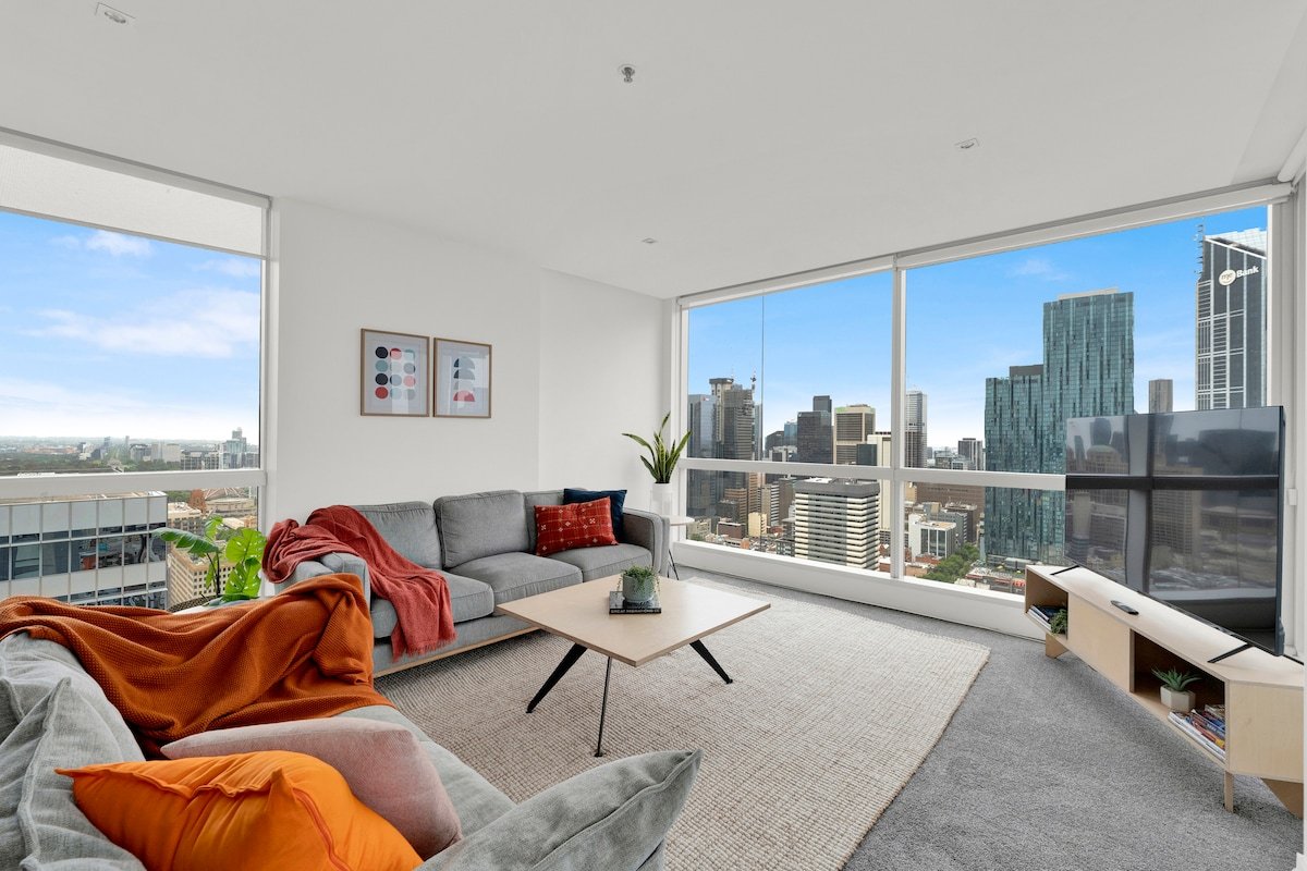 Incredible Views in this spacious 3 Bedroom Jewel! gallery image 3