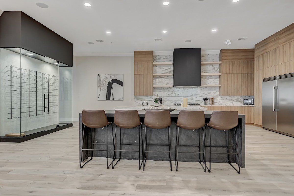 Private gated estate villa! gallery image 5