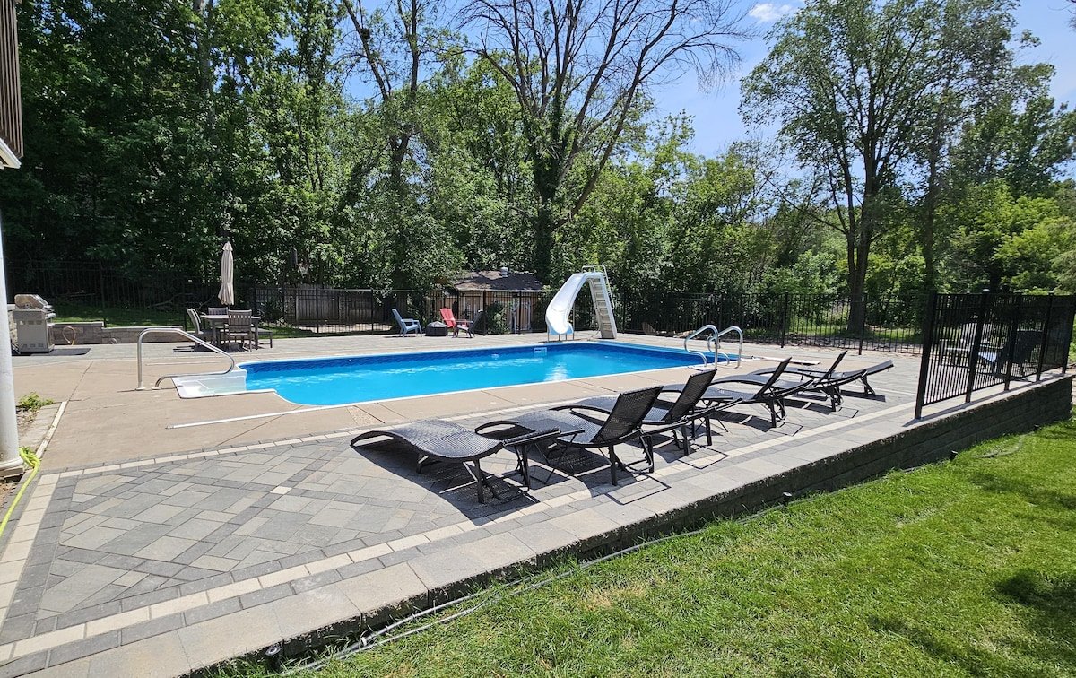 Large home w/ pool, hot tub & arcade gallery image 3