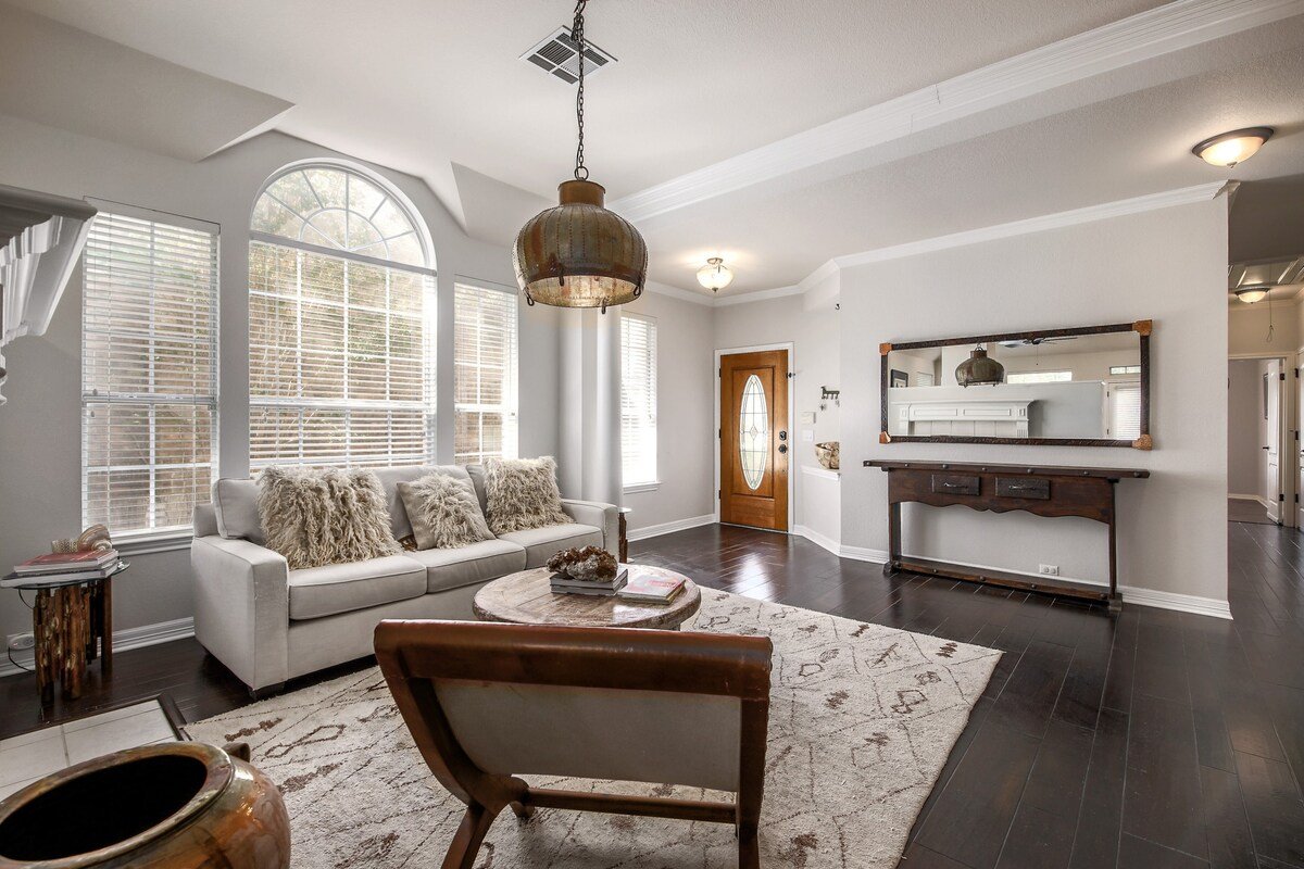 Lovely 4 Bed 2 bath with Private Backyard Pool! gallery image 5