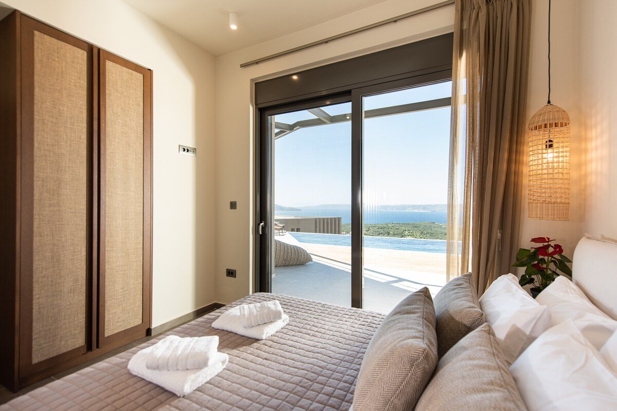 Luxury Sea View Villa w Heated Pool & Amazing View gallery image 3