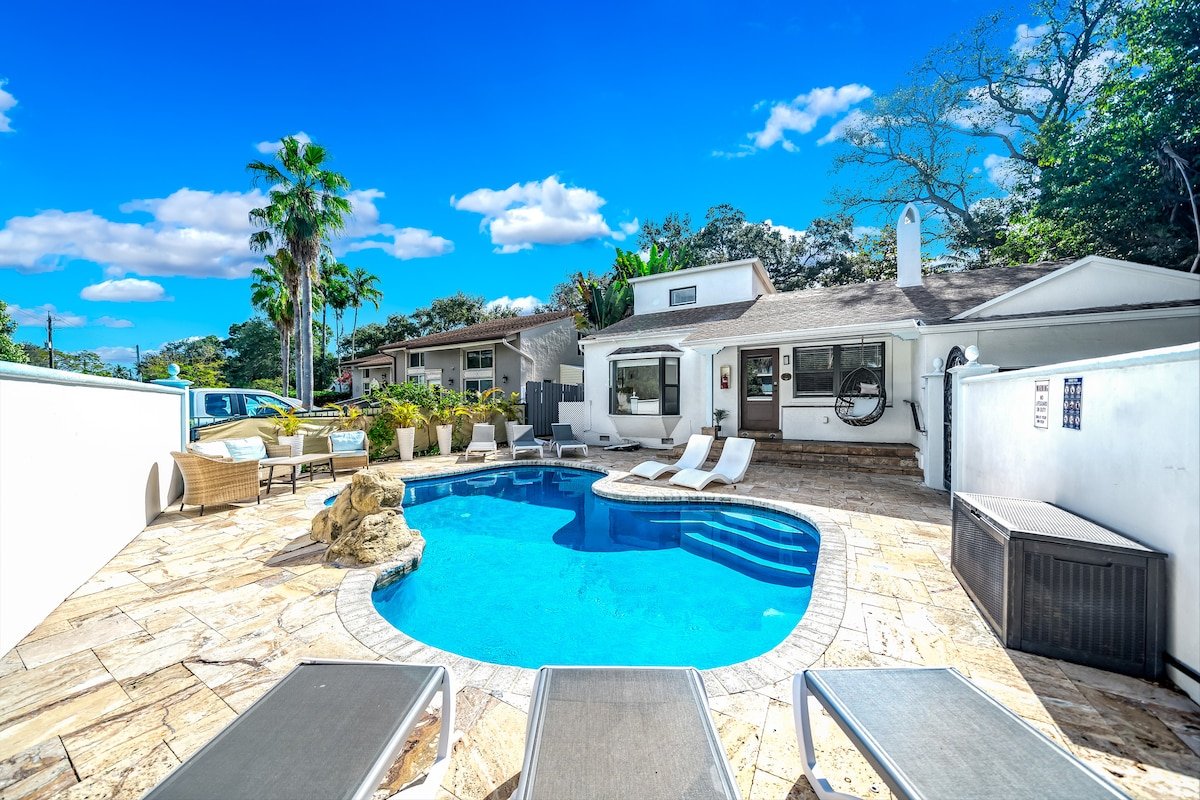 Heated Pool! Massive Gem+Close To Beach & Shops! gallery image 4