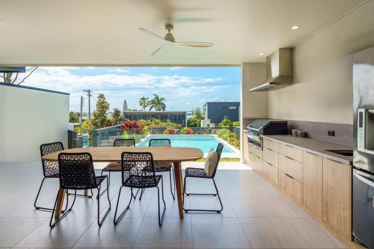 Moffat Beach Modern Oasis with Pool gallery image 3