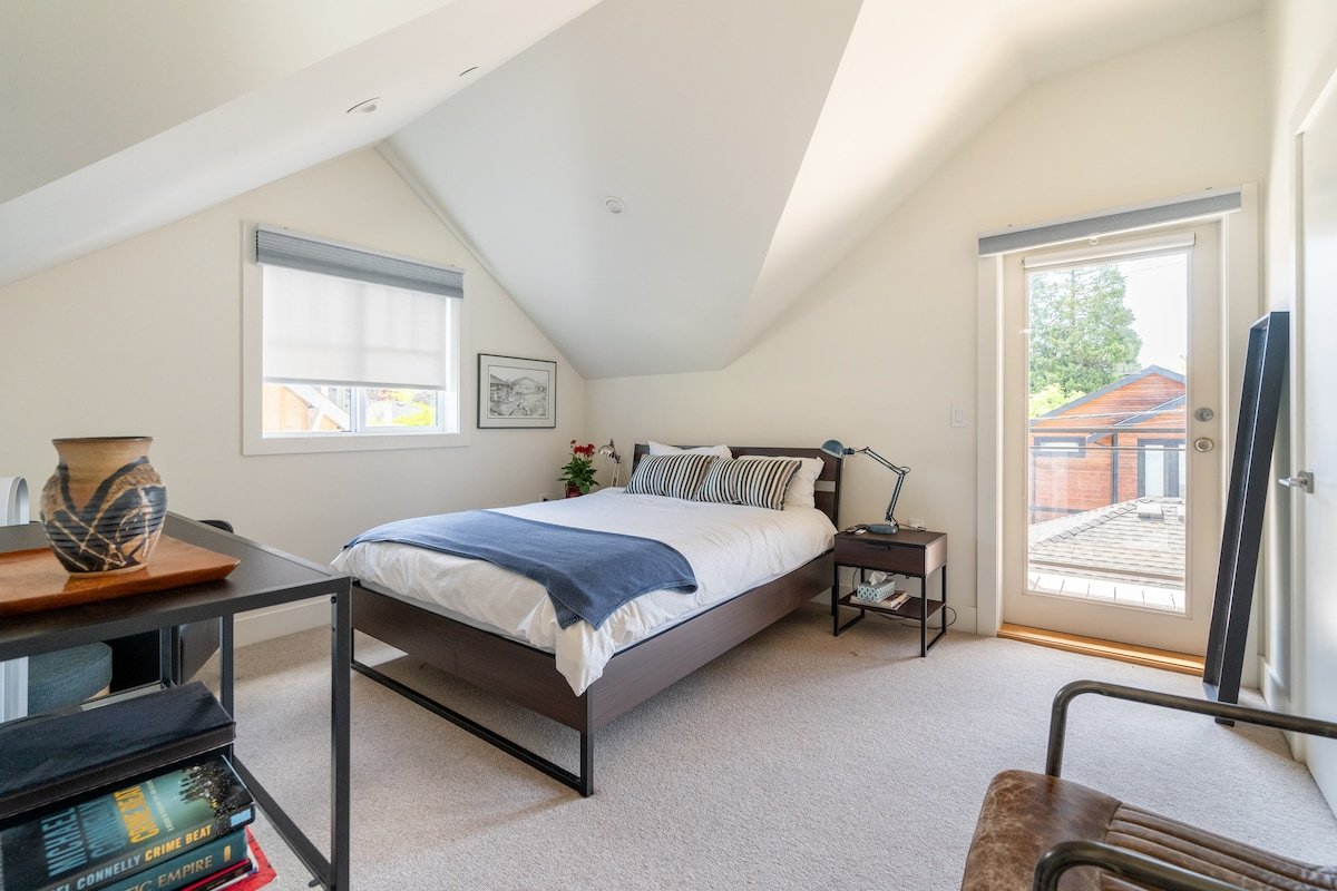 Kitsilano Modern Heritage Coach House gallery image 4