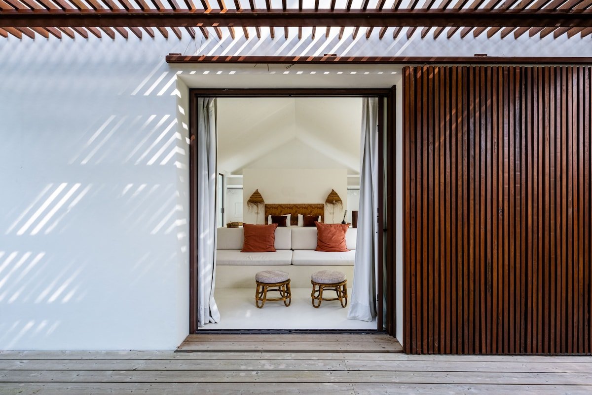 Unique luxury villa by the sea gallery image 4