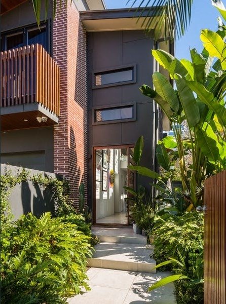 Luxurious spacious house-pool, bath & park 3 cars gallery image 4