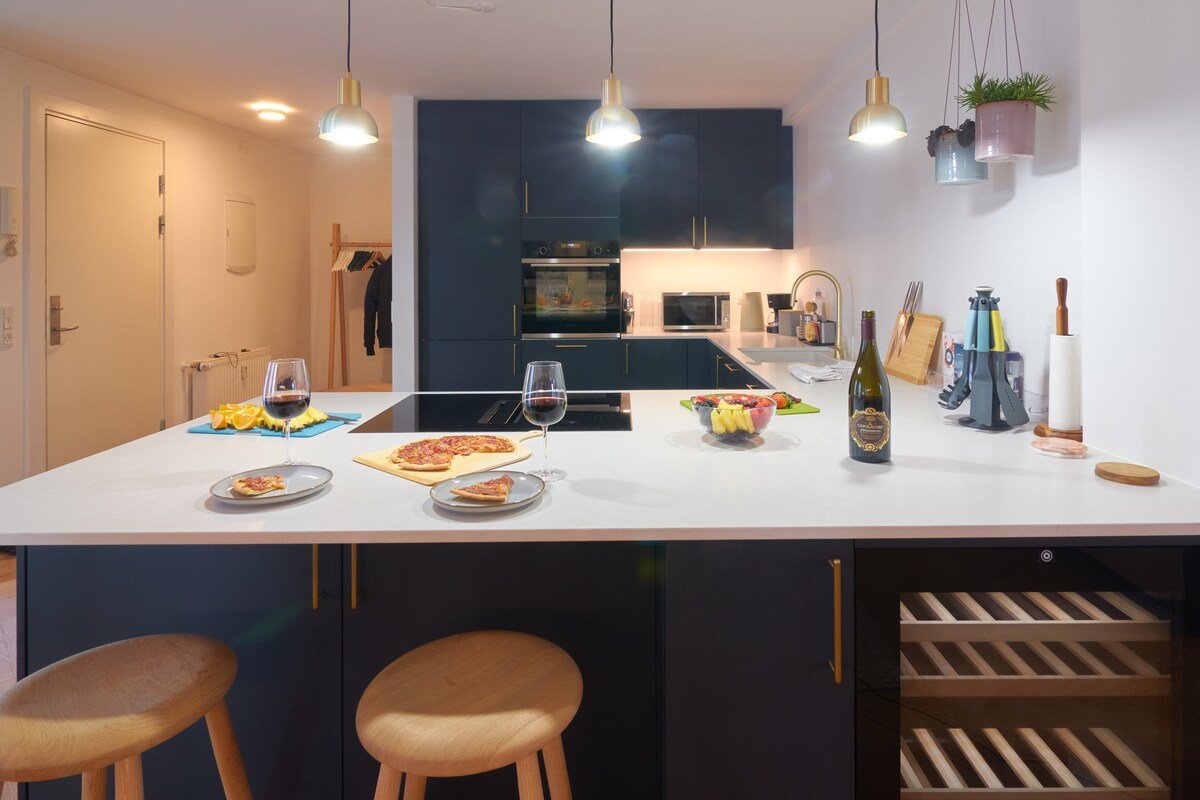 Designer 2 BR Home w/ Private Balcony gallery image 4