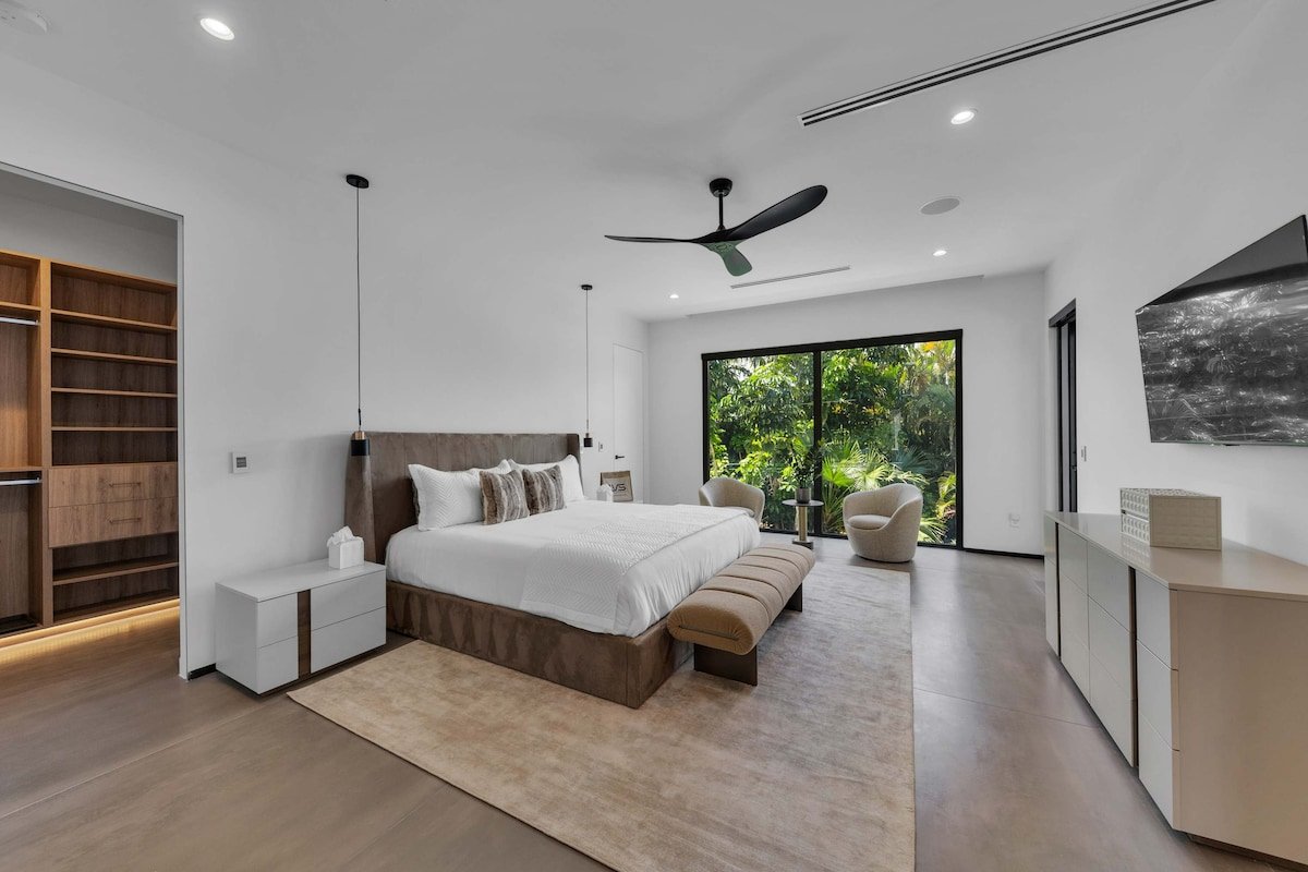 LVS Enclave- Brand New Luxe Las Olas Beach Villa gallery image 2