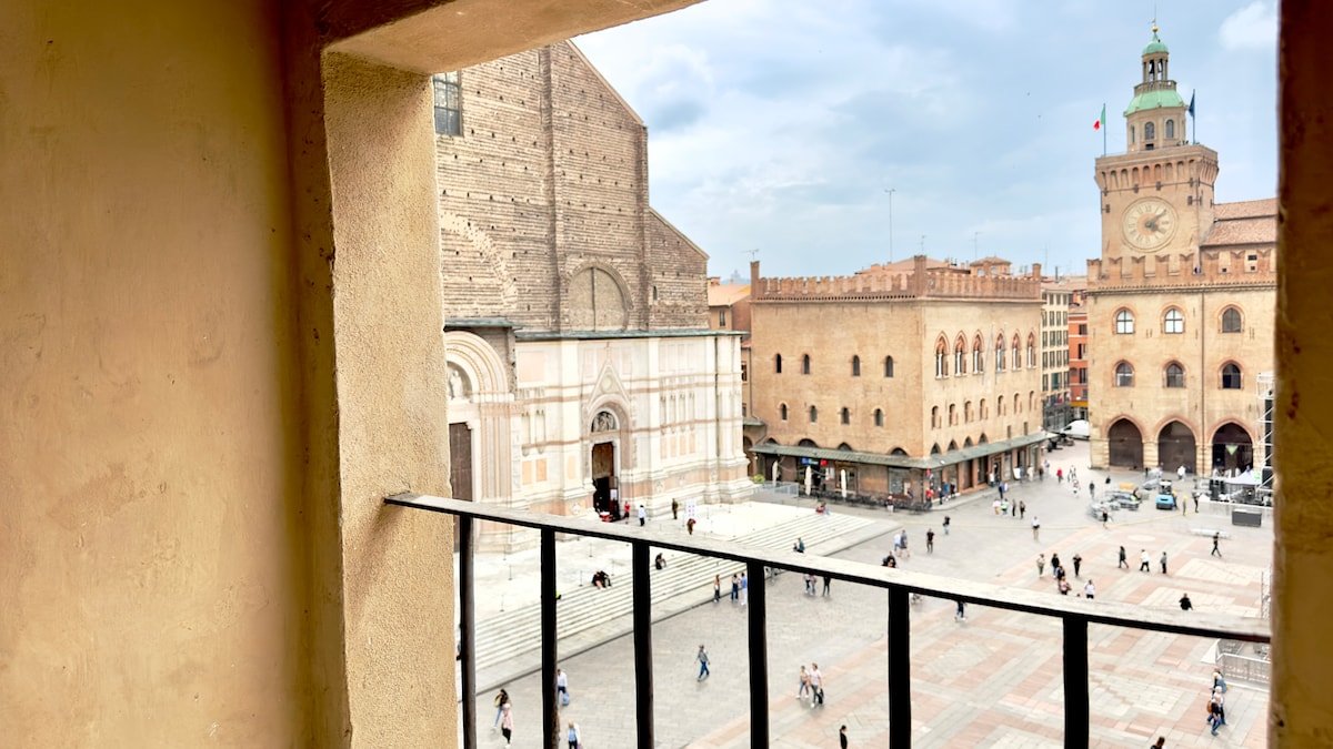 Piazza Maggiore view – Panorama By ImmoBo, Bologna gallery image 4