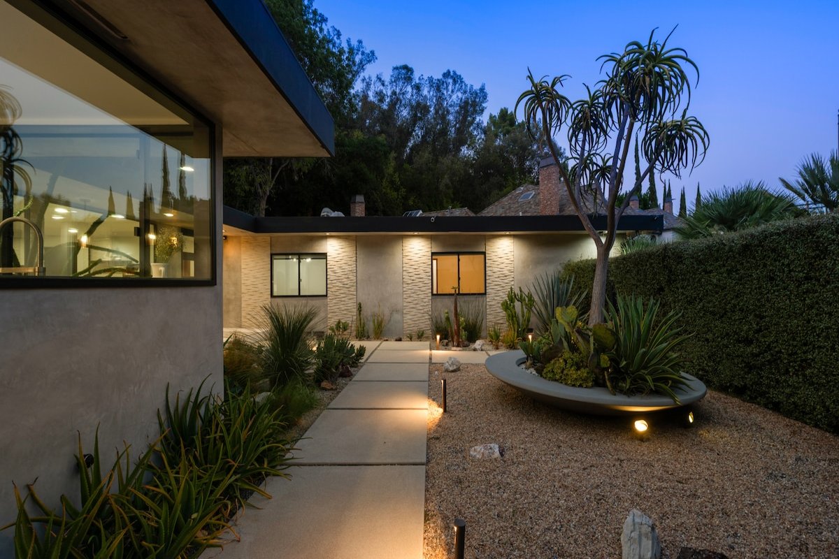 Secluded Beverly Hills Retreat | 1-Acre Oasis gallery image 5