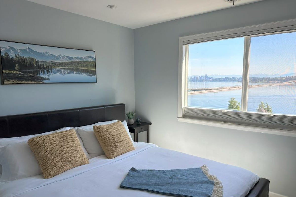 Seattle Retreat w/Panoramic Lake and Mt Views gallery image 5