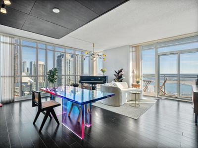 Lakeview 3 Bedroom Apt Central Toronto w/parking