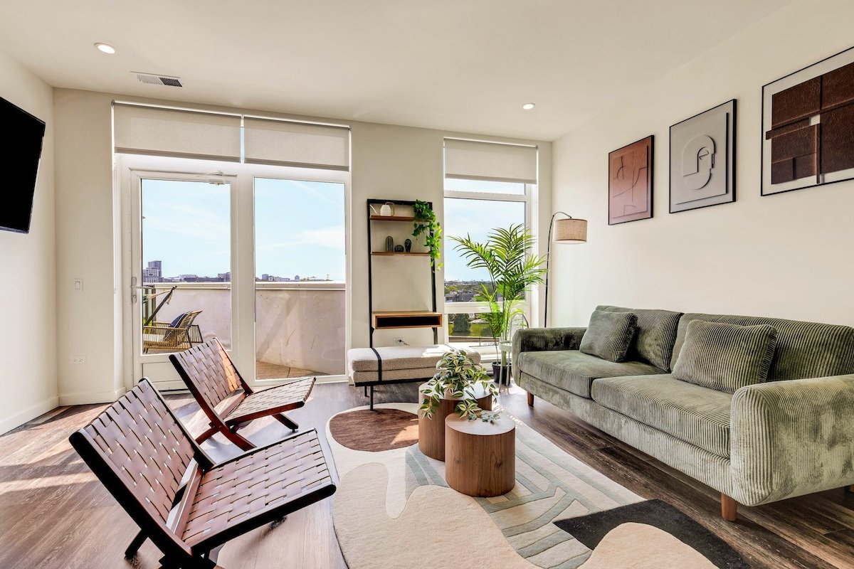 Luxury 3BD Penthouse – Private Patio+Skyline Views gallery image 3