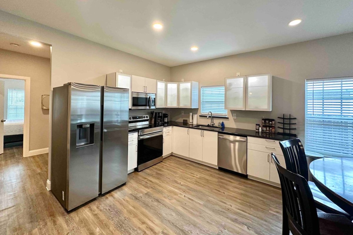 Sleeps 8, 4 Queen Beds, W/ Poker Table and Games! gallery image 5