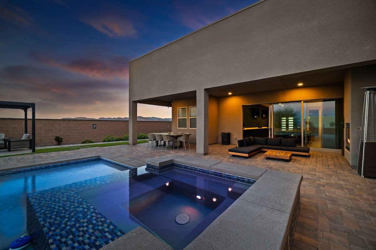 Luxe Mansion 5bd, SaltWater Pool/Spa!15m to strip! gallery image 2
