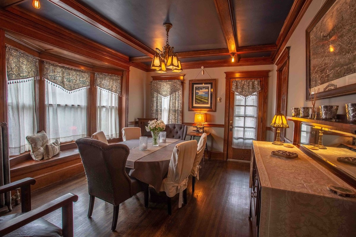 Spacious South Wedge Full House – Hamilton House gallery image 2