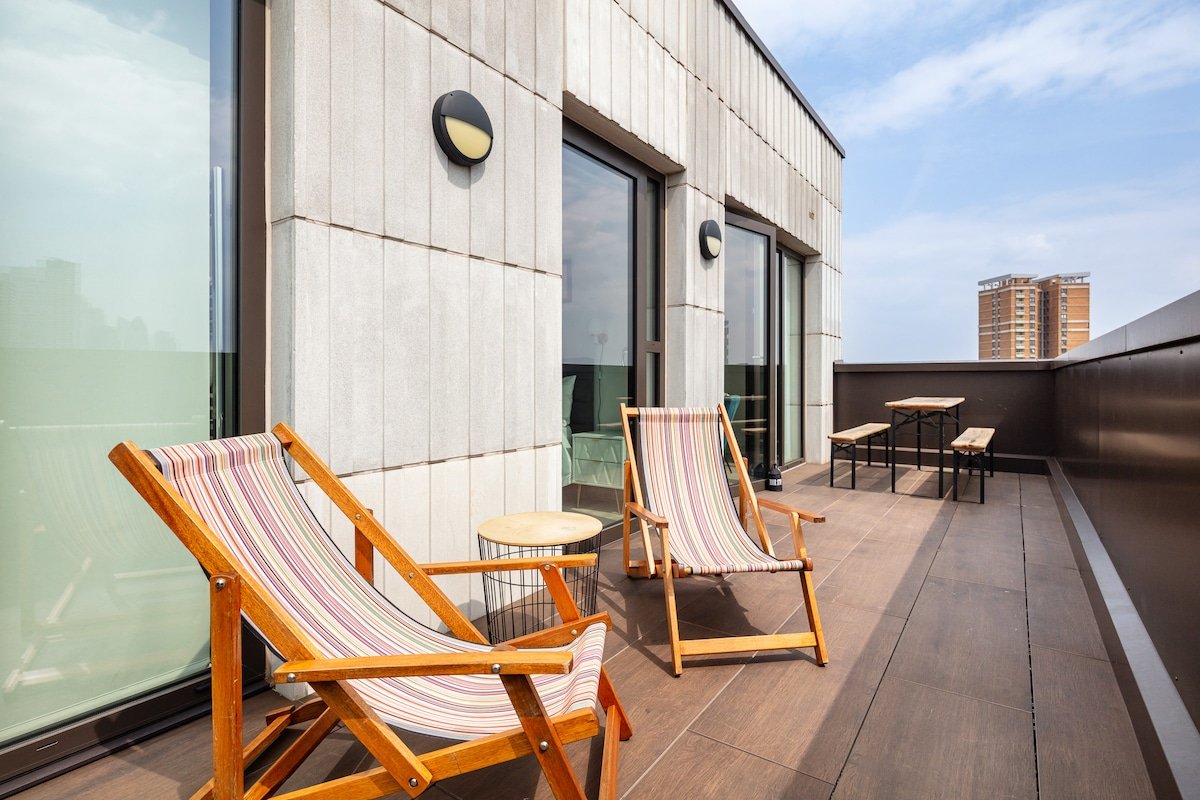 Penthouse 3-bed 2-bath 2-Decks w Lift, Gym & Views gallery image 5