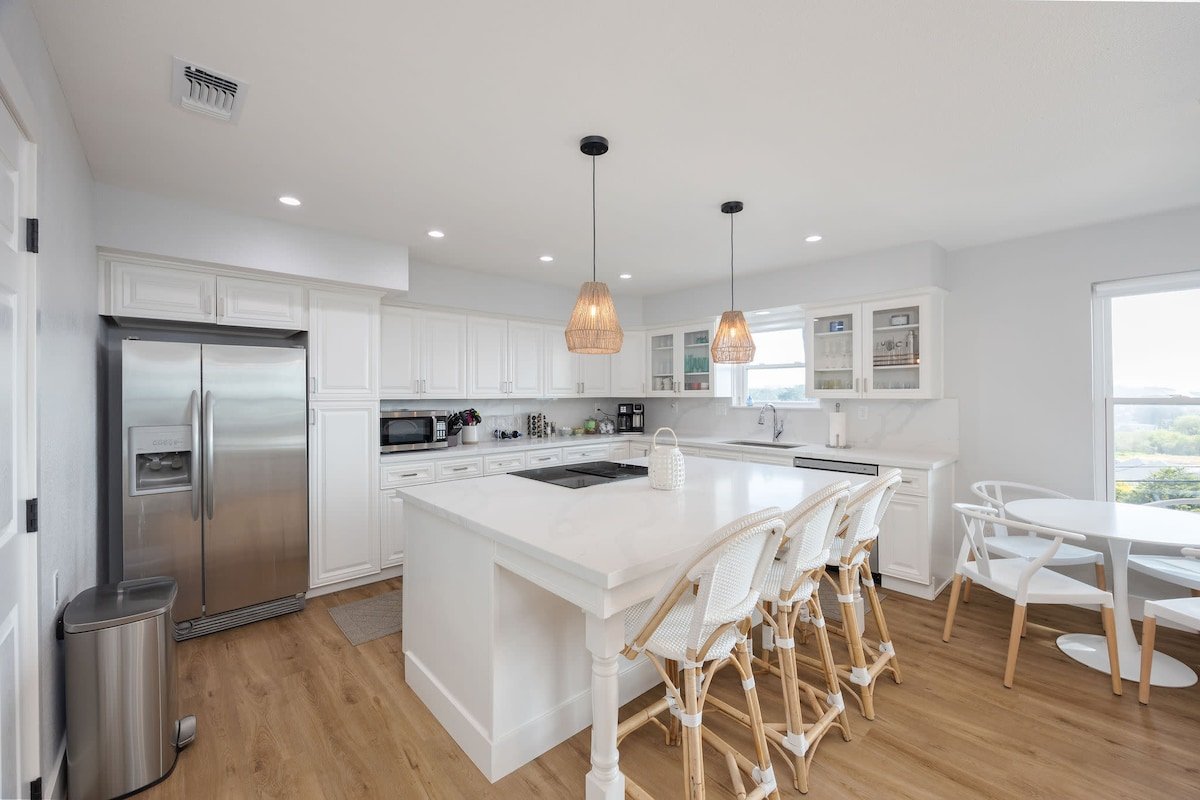 Bright and airy beach vacation spot- perfect for gallery image 2