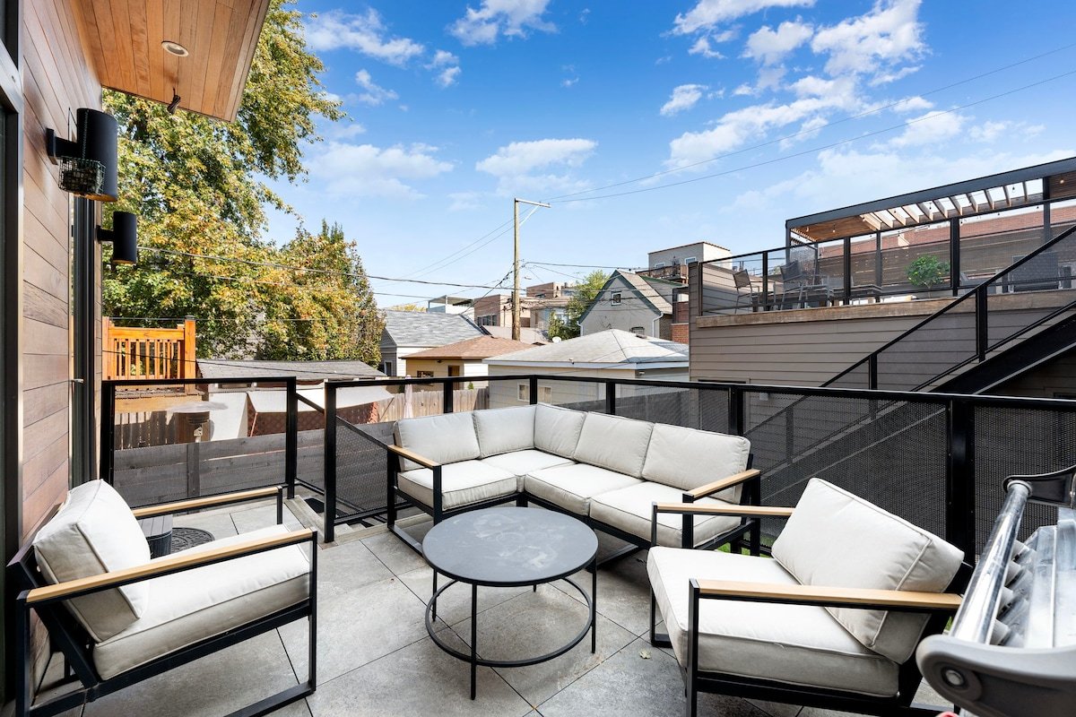 Designer Oasis – Sauna, Hot Tub, Patios, Game room gallery image 5