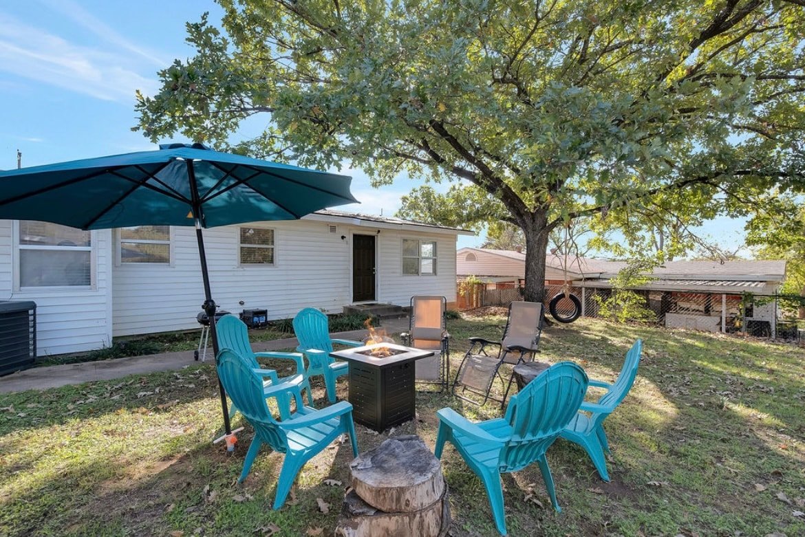 Cozy home w Fire pit! 5 miles to Stockyards gallery image 3