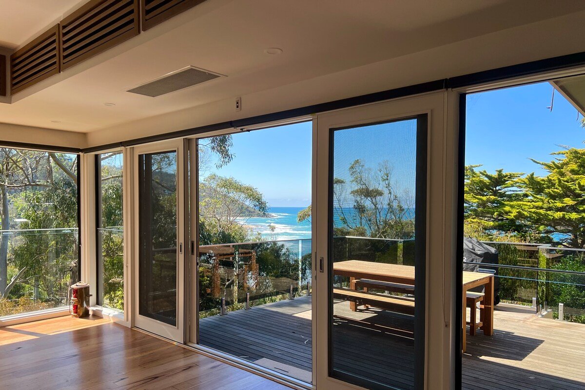 Treehouse – 2 min walk to the beach & ocean views! gallery image 3