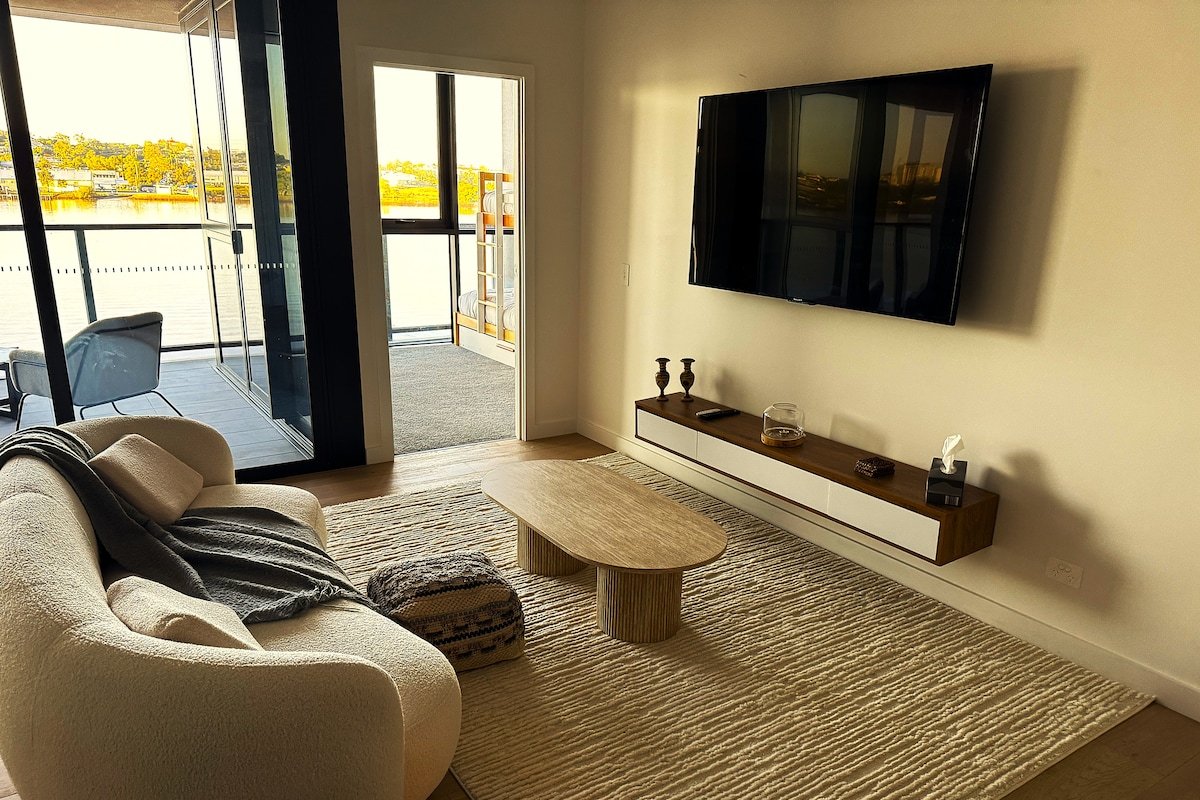 Riverfront Luxe 2Bed Pool Parking gallery image 4