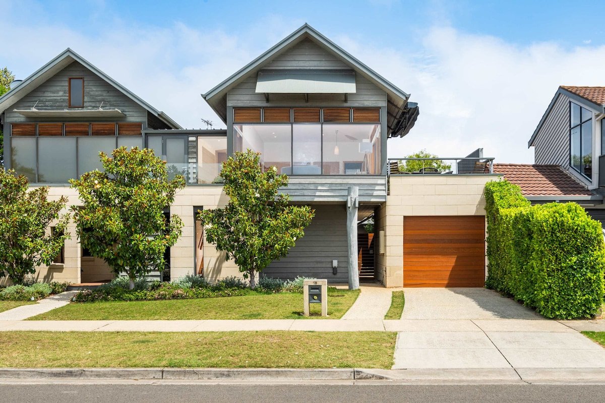 Ocean Breeze: Retreat in Torquay – Sleeps 11! gallery image 5