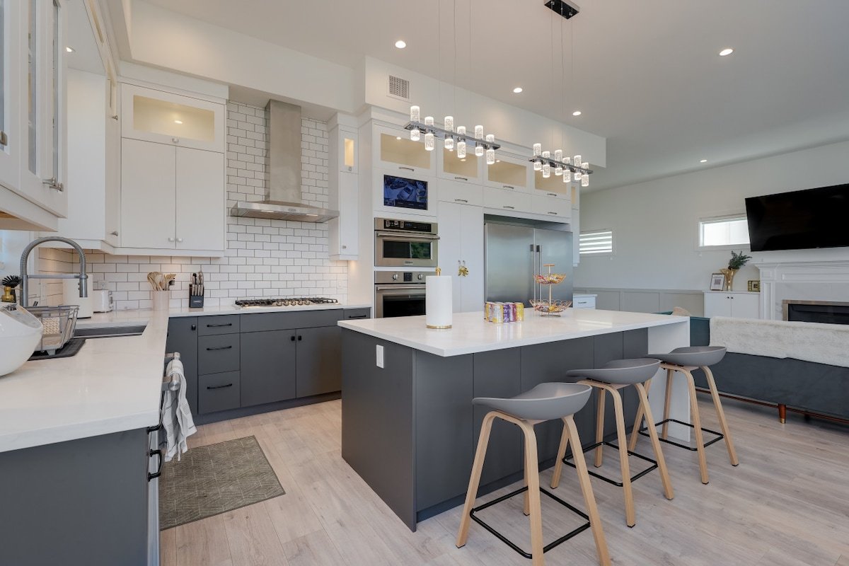 Marvelous Home In Victoria, BC gallery image 3