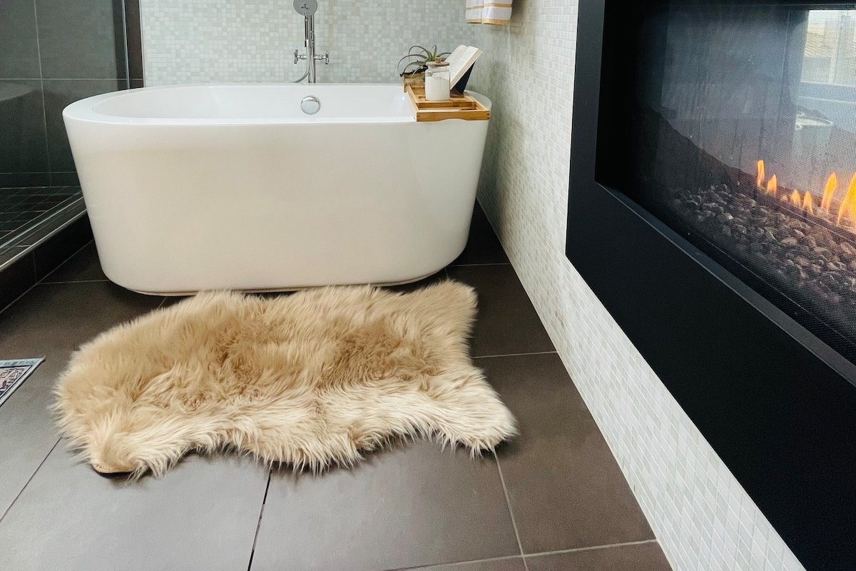 Luxe Mod City Home +Hot Tub+Parking+AC+Bag storage gallery image 4