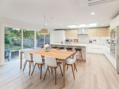 View Ridge resort-like modern urban haven+EV