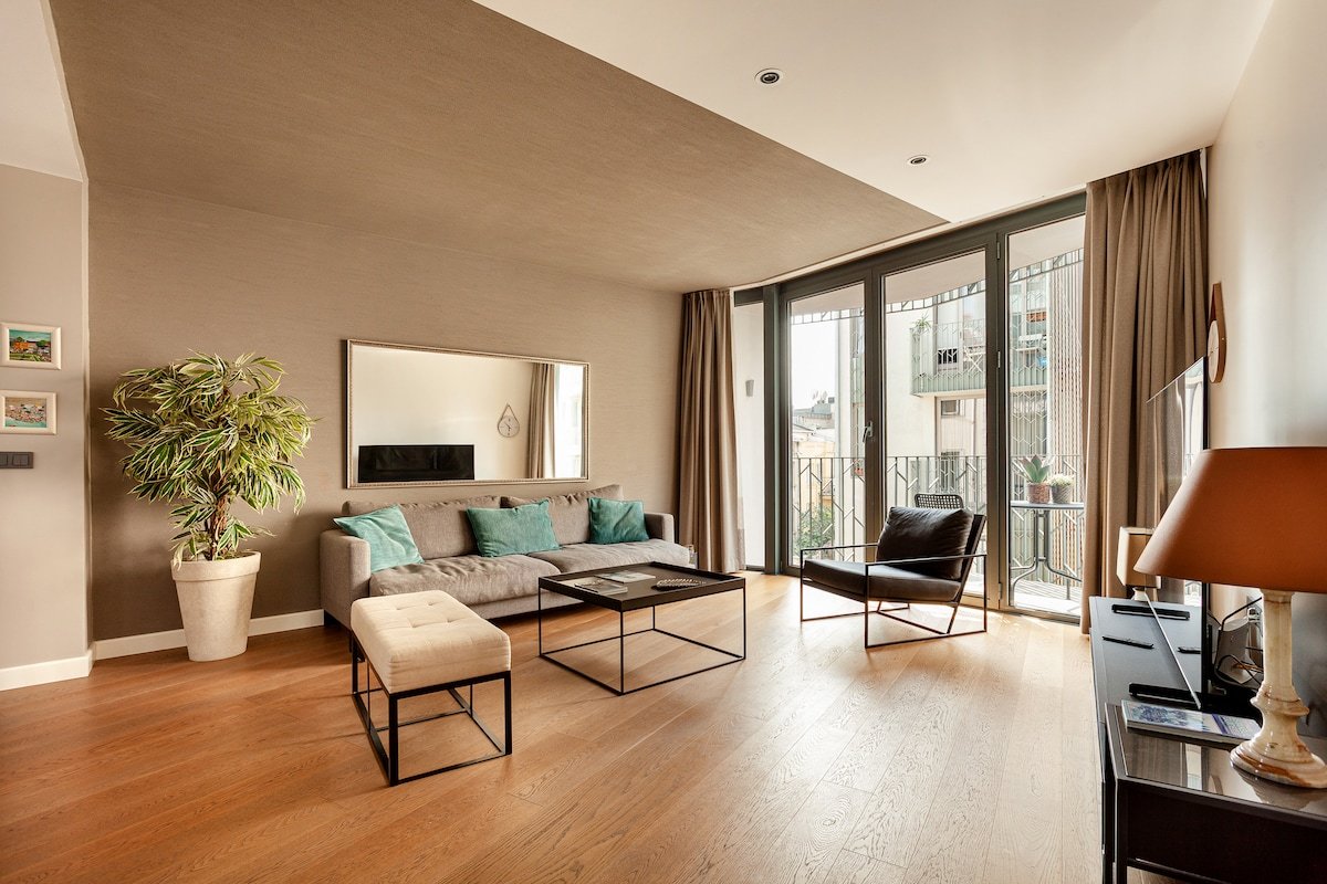 Modern Apartment with Balcony gallery image 2