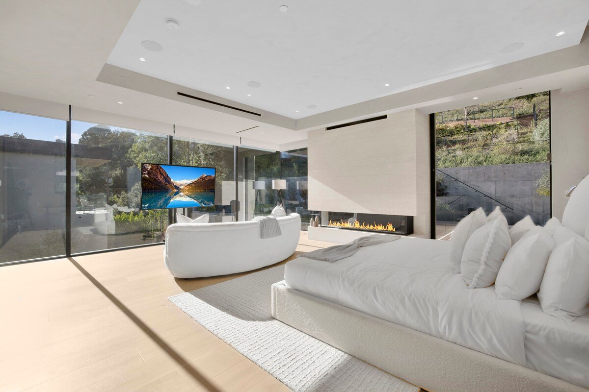 Hutton Villa: 5BR Retreat in Iconic BH Oasis gallery image 4