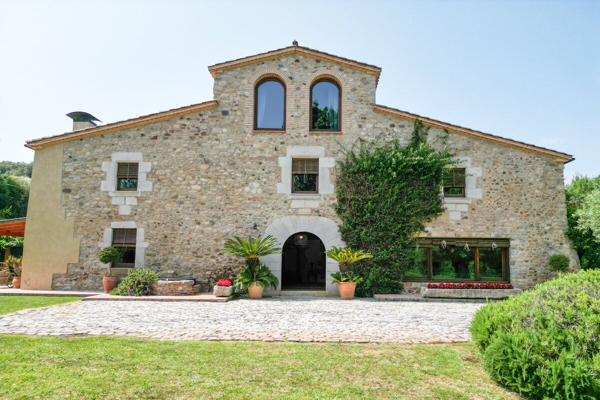 Elegant country house with garden and pool gallery image 3