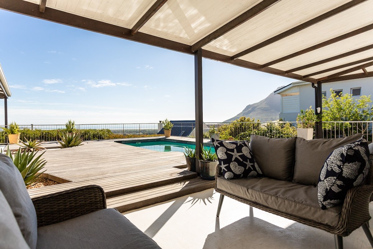 Large 6 bedroom home, ocean and mountain views. gallery image 5