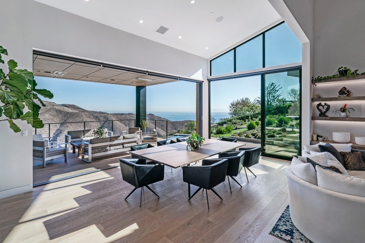 Spectacular Ocean and Mountain View Luxury Home gallery image 4